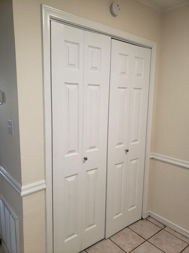 Building Photo - Renovated townhome in a convenient location