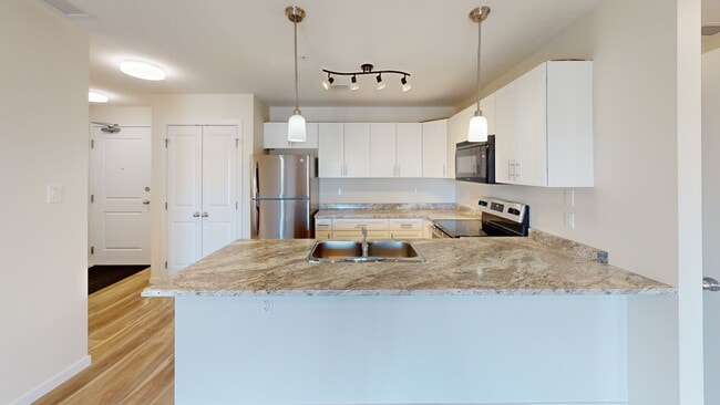 Photo du bâtiment - 10101-10101 101 Ave