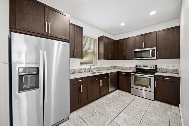 Foto del edificio - 6907 Pines Cir