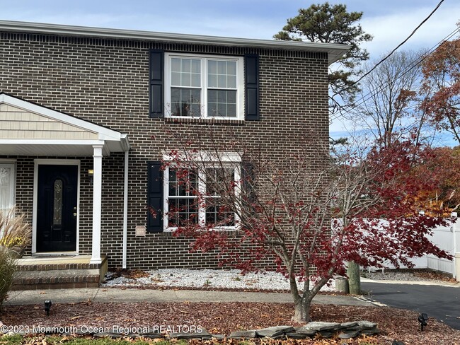 Building Photo - 217 Pearce Ave