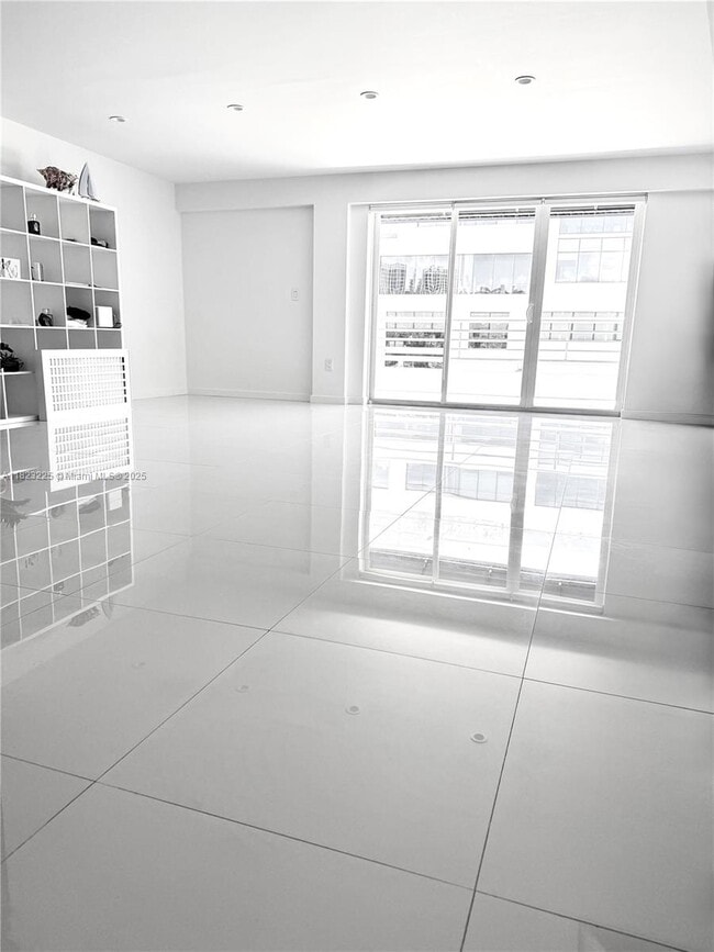 Building Photo - 3121 Commodore Plz