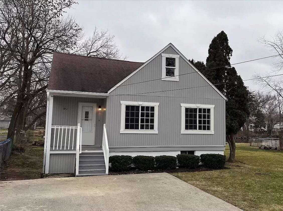 Primary Photo - 4 Bedroom on the Lake