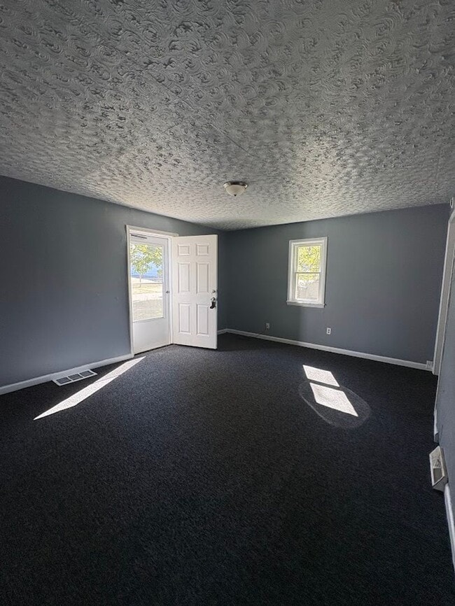 Building Photo - Two bedroom one bathroom home for rent