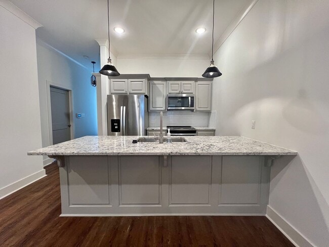 Building Photo - Spacious Two Bedroom Townhouse off Jefferson Hwy