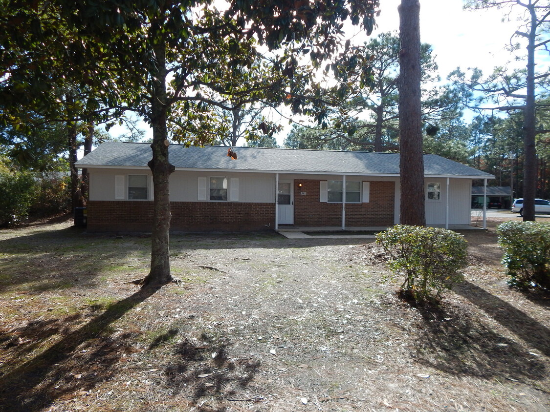 Foto principal - 3 bed/1.5 bath home in Hoggard school dist...