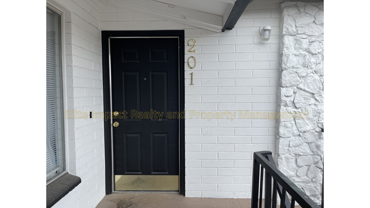 Primary Photo - 301 W Helen St