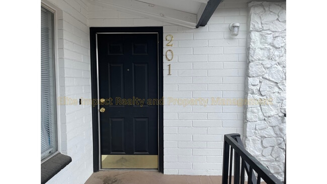 Photo - 301 W Helen St Townhome