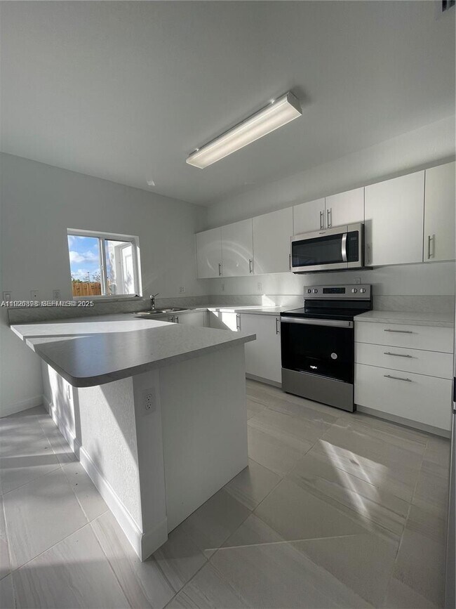 Building Photo - 1221 NW 4th Ln