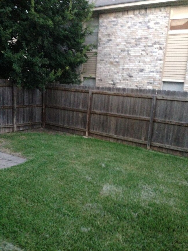 Foto del edificio - A FOURPLEX ON THE SHUTTLE ROUTE WITH PRIVACY FENCED YARD!!!