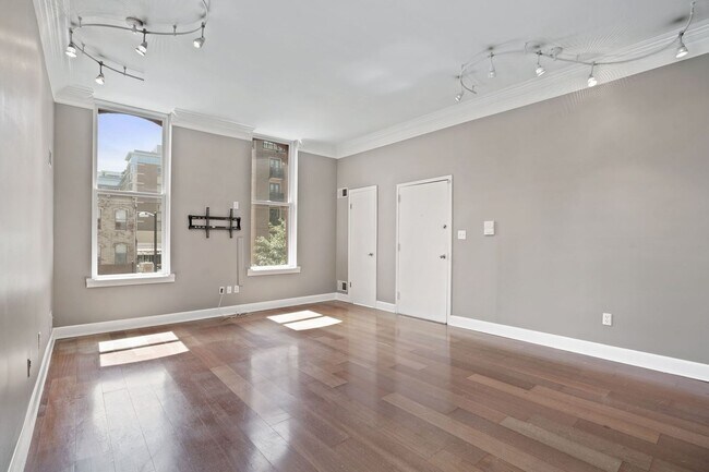 Building Photo - 2BD/2BA Condo in Mount Vernon Sq! In Perso...