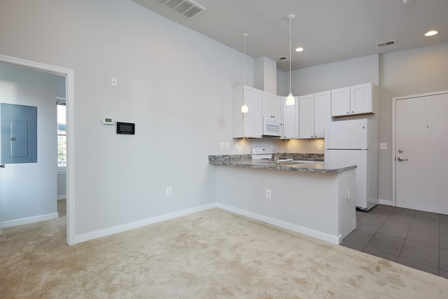 Building Photo - Easy and Convenient