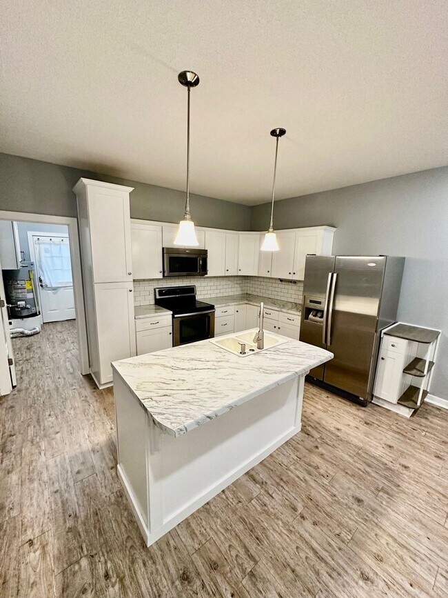 Building Photo - Beautiful, open floor plan , 3 bedroom, 2 ...