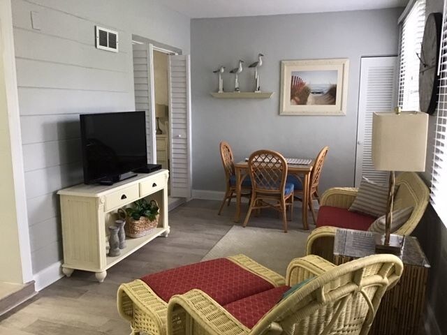 Building Photo - FURNISHED 2/2 Condo