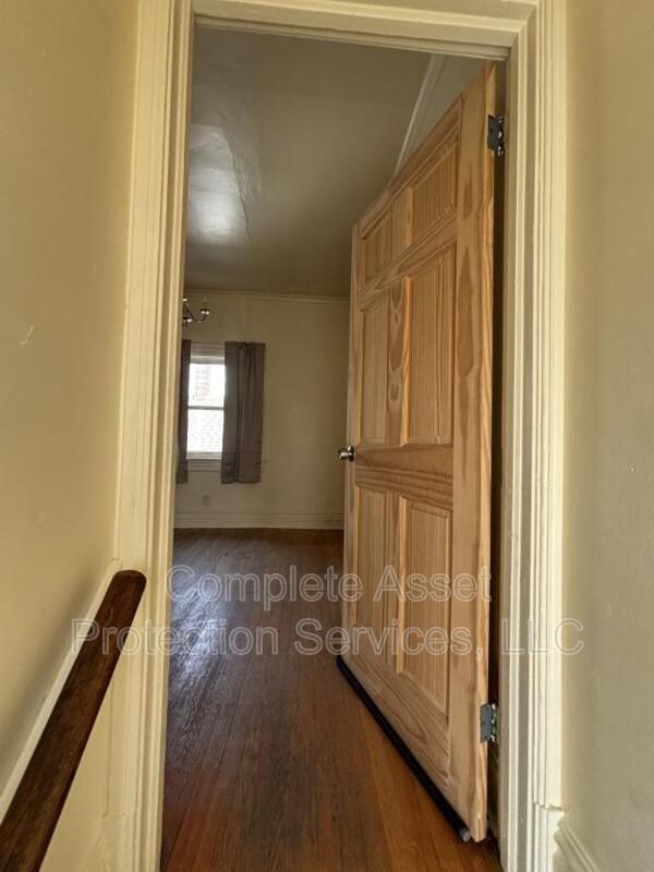 Building Photo - 114 1/2 I St