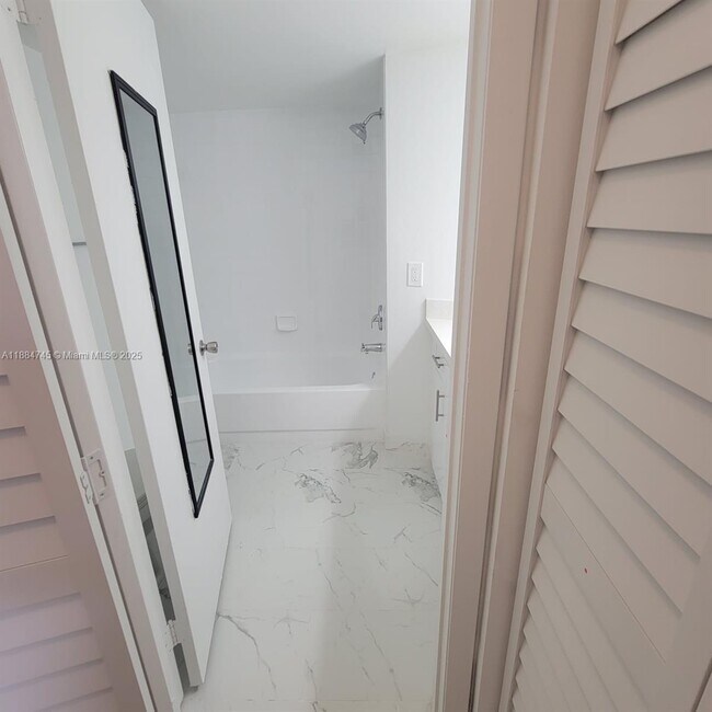 Foto del edificio - 6292 NW 186th St