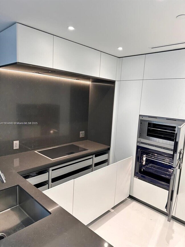 Building Photo - 300 Biscayne Blvd Way