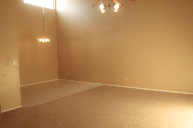 Foto del edificio - 2 Bed Condo w/Garage!