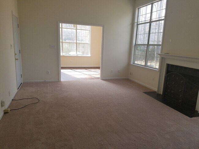 Building Photo - 807 Lantern Pl
