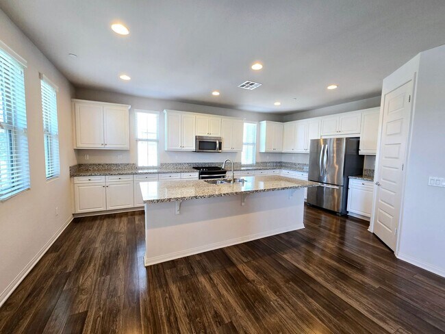 Building Photo - Tri-level Townhome in Prime Fullerton Location!