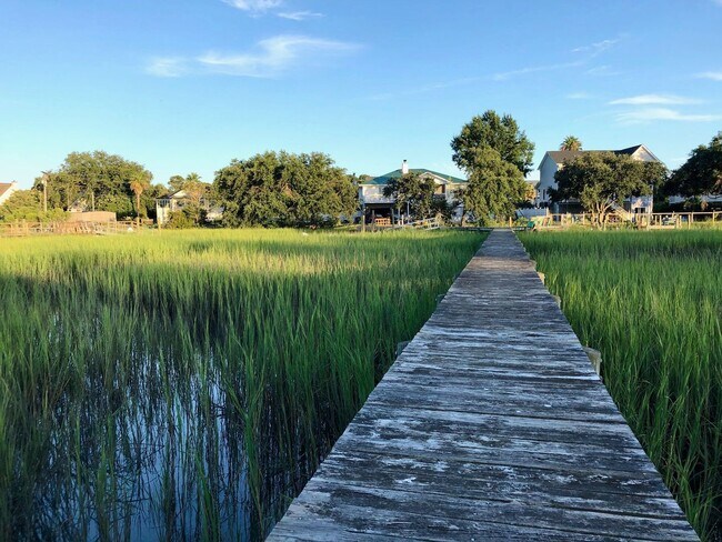 Foto del edificio - Gorgeous 4 BR/2BA Marshfront Home With Cre...