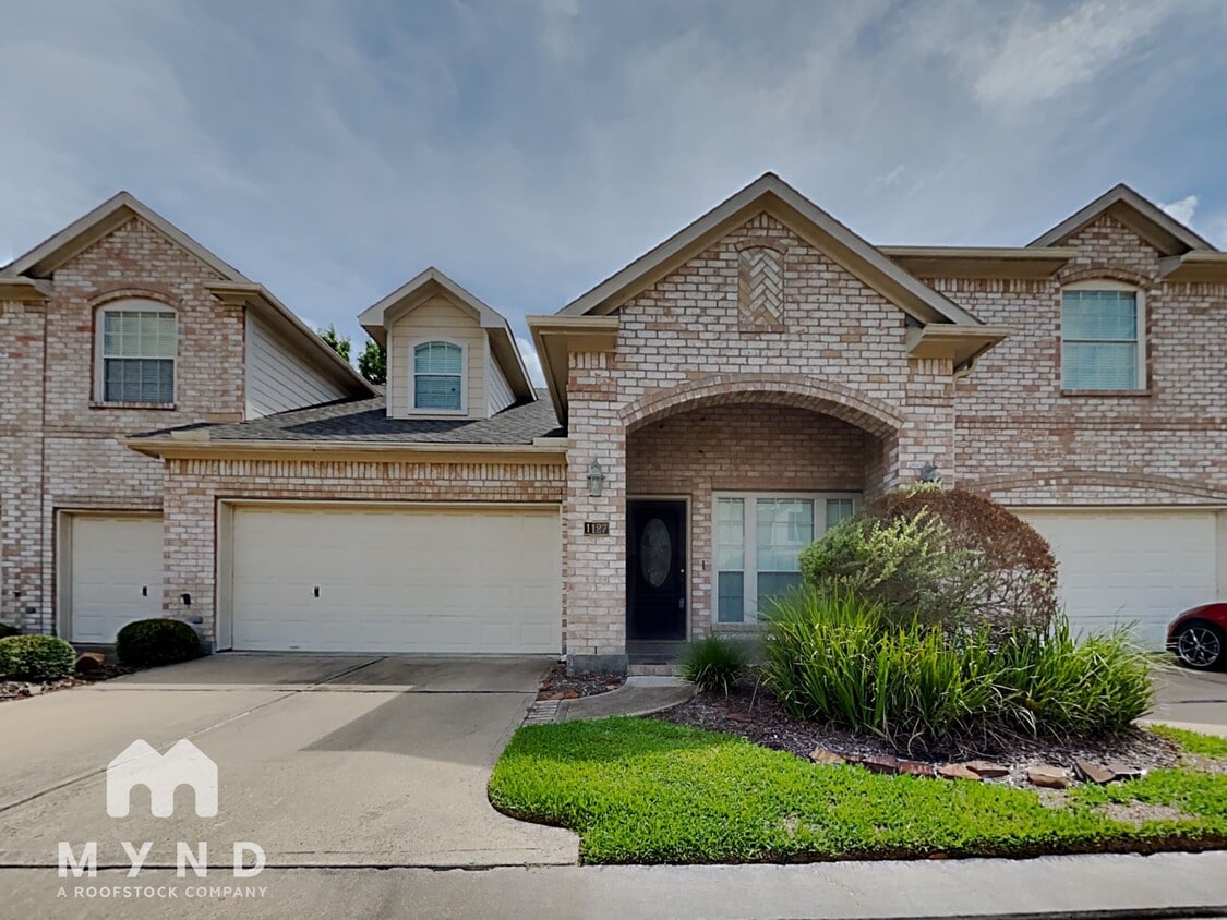 Primary Photo - 1127 Enclave Square E