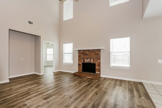 Building Photo - 2407 Creekwood St
