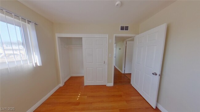 Foto del edificio - 512 North Cir