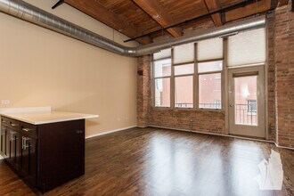 Building Photo - 1500 W Monroe St