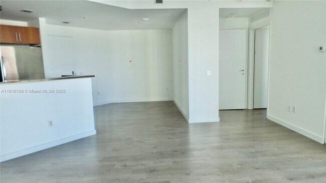 Foto del edificio - 300 S Biscayne Blvd