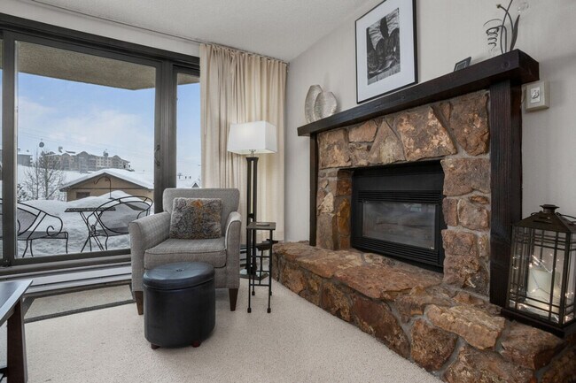 Building Photo - 2045 Ski Time Square Dr