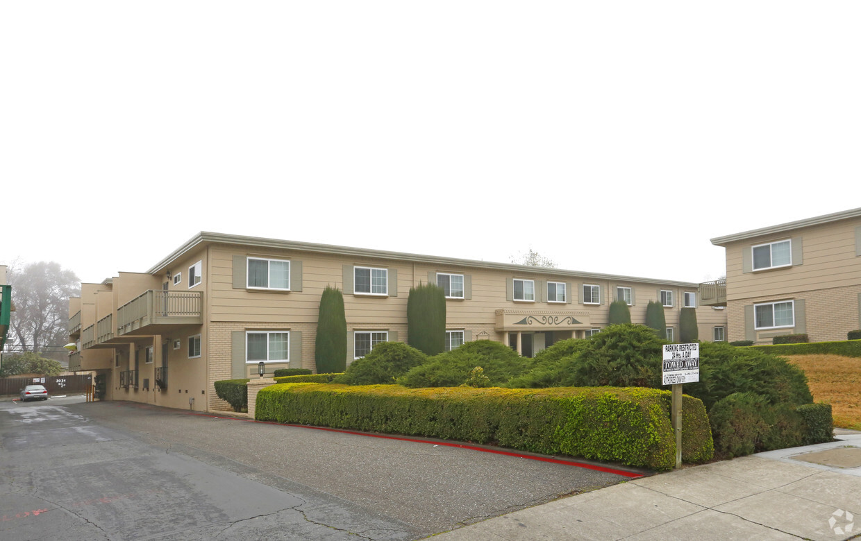 Primary Photo - Colonial House Apartments