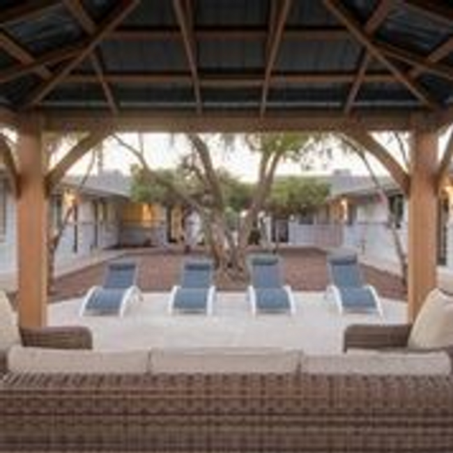 Building Photo - Remodeled Mid-Century Modern 1 Bed / 1 Bath