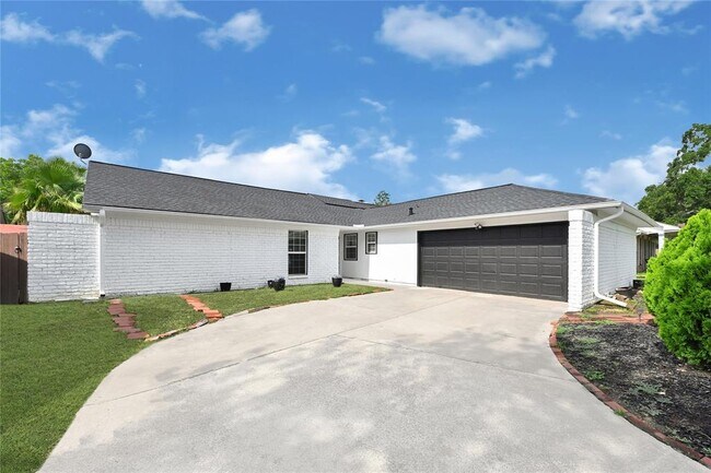 Building Photo - 15611 Rolling Timbers Dr
