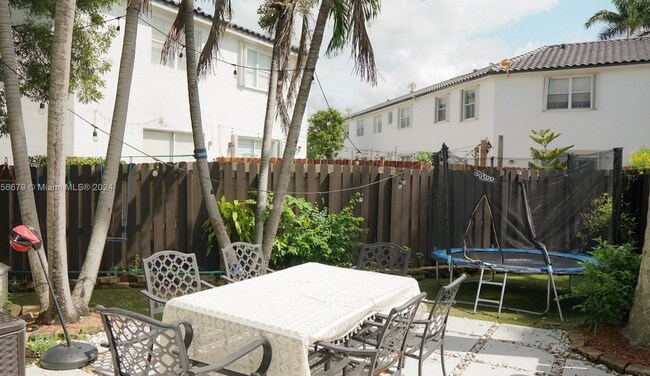 Foto del edificio - 5420 NW 107th Ave