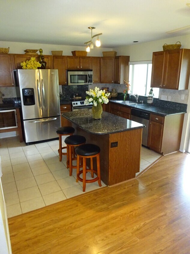 Foto principal - Spacious, pet friendly, updated townhome i...