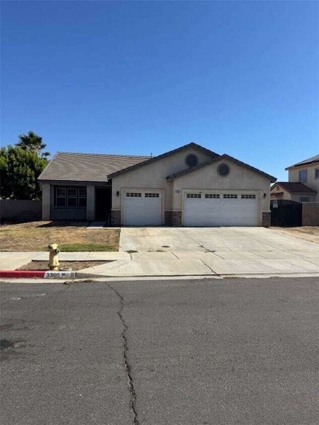 Foto principal - 3385 Claremont St