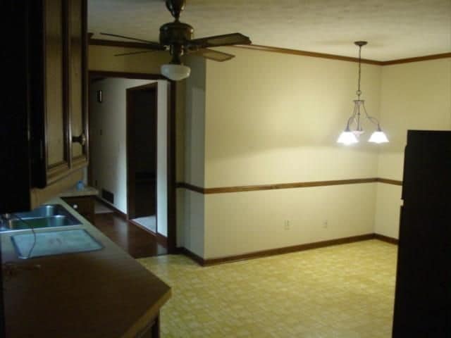 Foto del edificio - 220 Lantern Ridge Ct