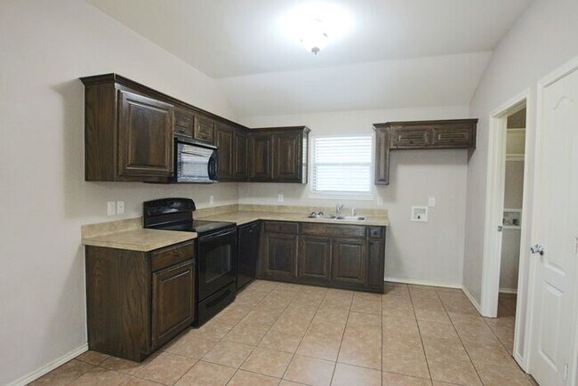 Building Photo - 3 Bedroom Duplex for Rent in Lindale! Tour Today!