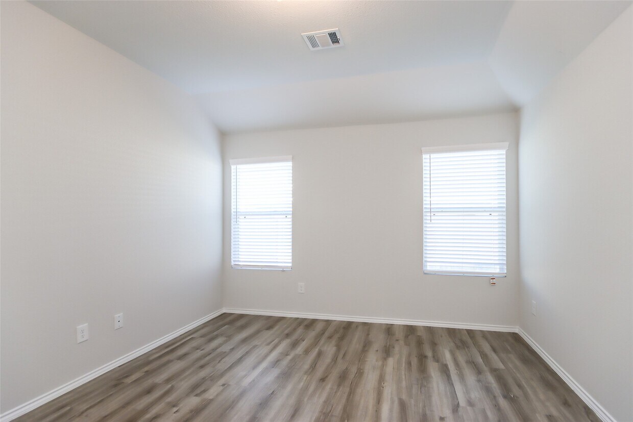Building Photo - 17414 Linthorne St