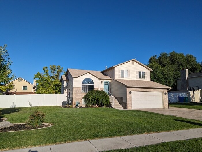 Primary Photo - Updated 4 bedroom 3 bath Home