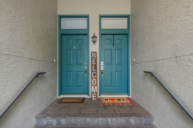 Building Photo - Gorgeous End Unit with pond fountain view -  1 Bed, 1 Bath plus Office/Den Nook on Harbour Island...