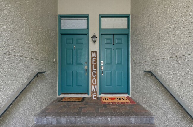 Foto del edificio - Gorgeous End Unit with pond fountain view -  1 Bed, 1 Bath plus Office/Den Nook on Harbour Island...