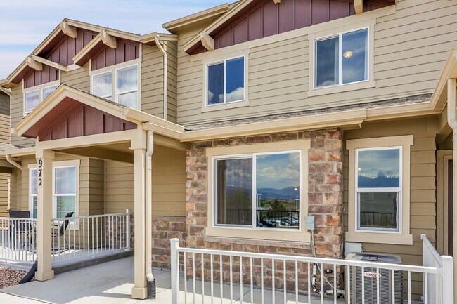 Building Photo - $2,300 - 3 Bed, 2.5 Bath Updated Townhome ...