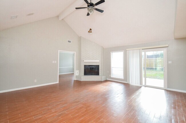 Foto del edificio - 155 April Waters Dr W