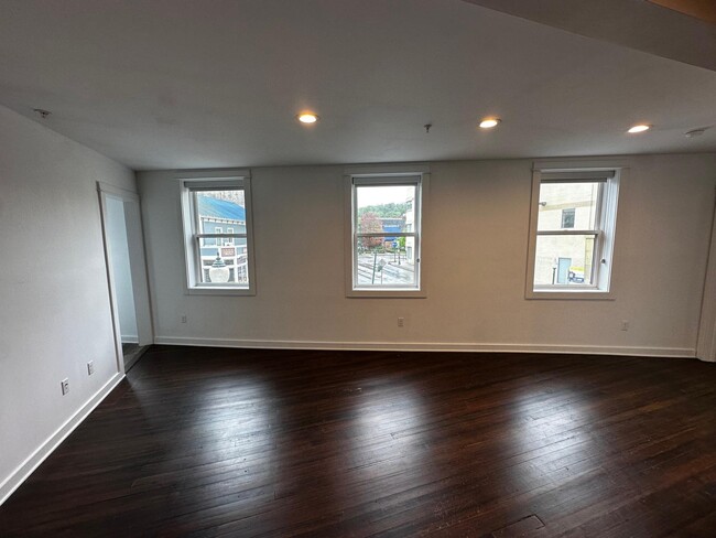 Foto del edificio - 108 N Division St
