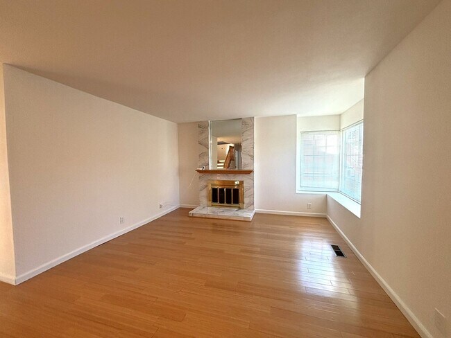 Foto del edificio - Luxurious 5 Bedroom 3.5 Bath with Large De...