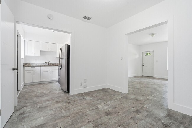 Foto del edificio - 8430 Crespi Blvd
