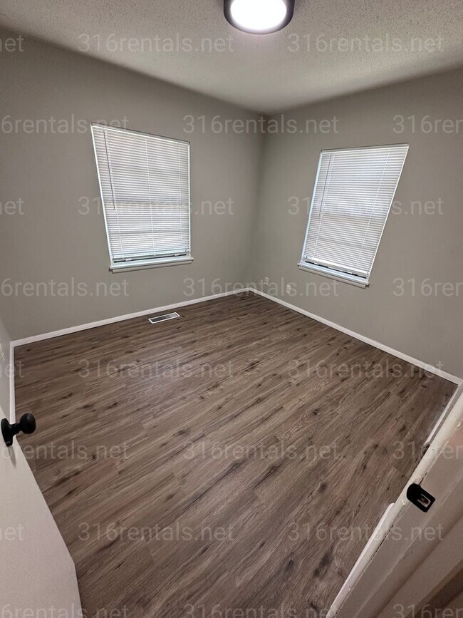 Building Photo - $1050 - 3 bedroom / 1 bathroom - Beautiful...
