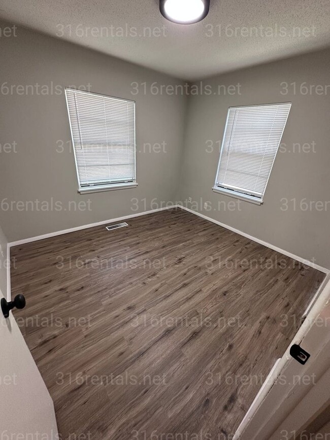 Foto del edificio - $1050 - 3 bedroom / 1 bathroom - Beautiful...