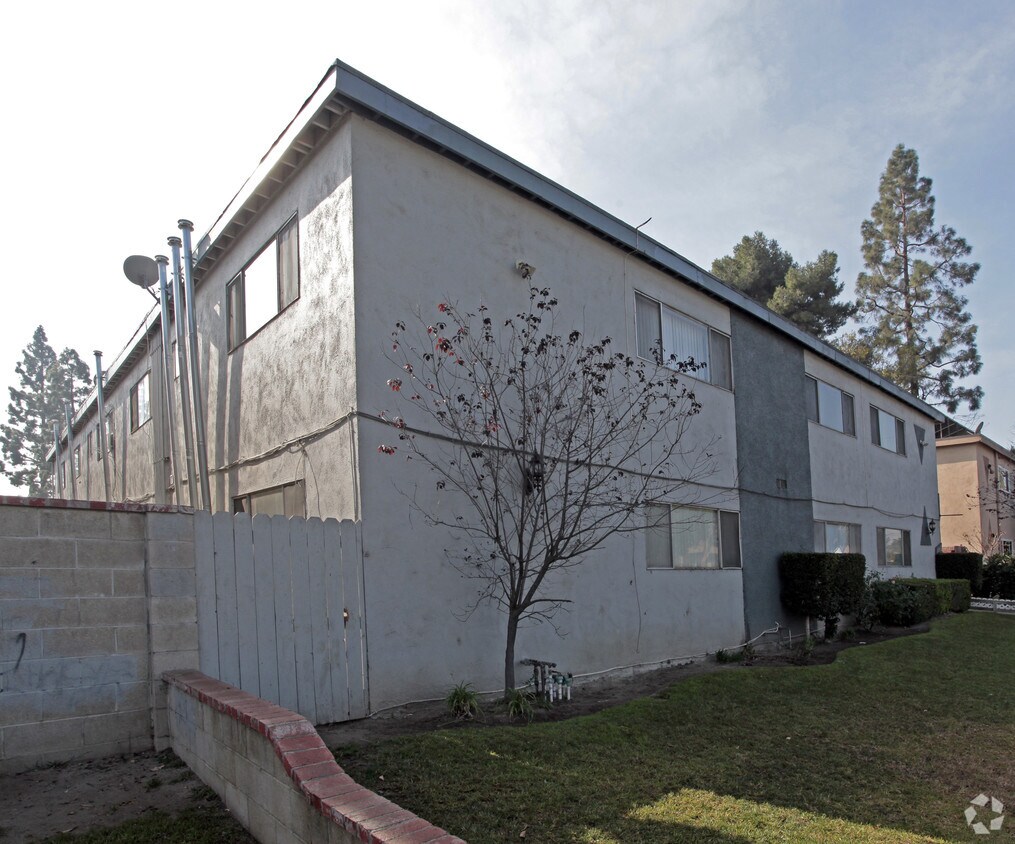 Building Photo - 10412 Lampson Ave